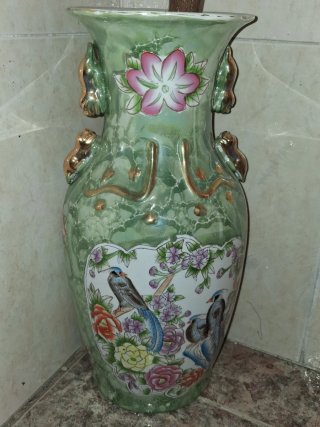 Jarrón de porcelana china decorado