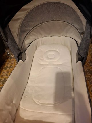 Urge vender.Capazo (minicuna) Inglesina Aptica.