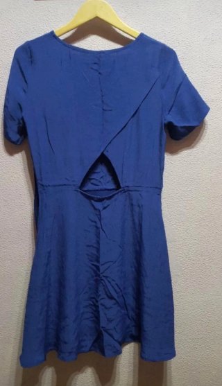 Vestido Mango azul con espalda descubierta
