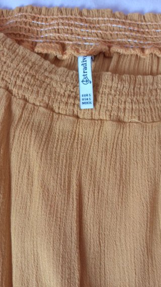 Blusa mostaza hombros descubiertos