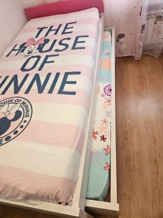 Cama nido rosa y blanco