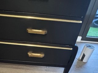 Cómoda vintage negra con detalles dorados