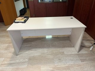 Mesa de oficina blanca y madera