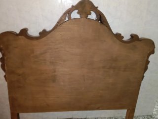 Cabecero de madera antiguo tallado
