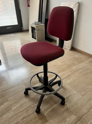 Silla de oficina con ruedas y altura regulable