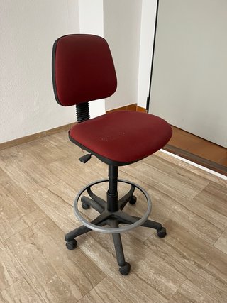 Silla de oficina con ruedas y altura regulable
