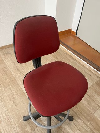 Silla de oficina con ruedas y altura regulable