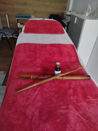 Masaje relajante con bambú