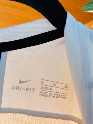 Camiseta Nike blanca deportiva