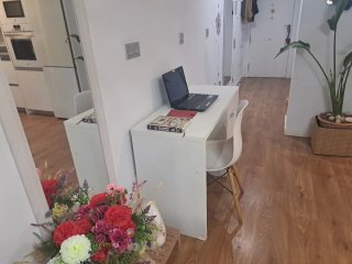 Escritorio blanco de madera