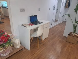 Escritorio blanco de madera