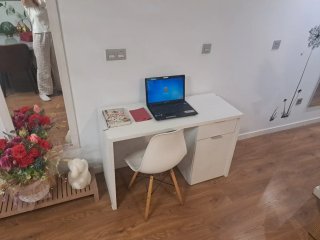 Escritorio blanco de madera