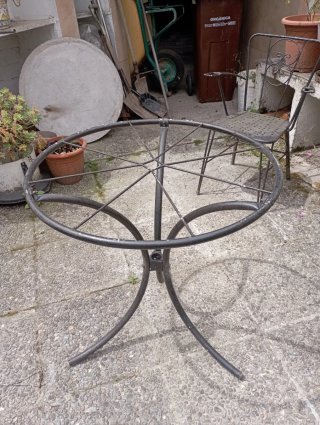 Tavolo da giardino rotondo in metallo