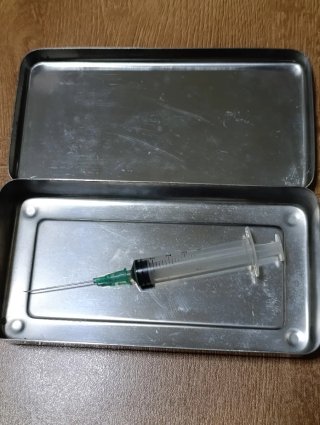 Antigua caja acero inoxidable instrumental clínico