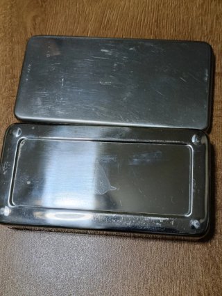 Antigua caja acero inoxidable instrumental clínico