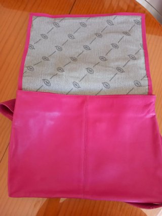 Bolso de piel fucsia