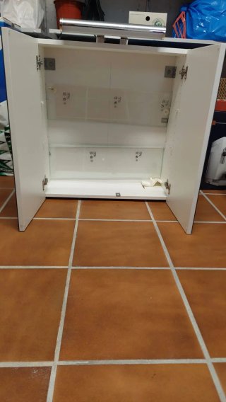 Armario con espejo 2 puertas y aplique de luz.Ikea