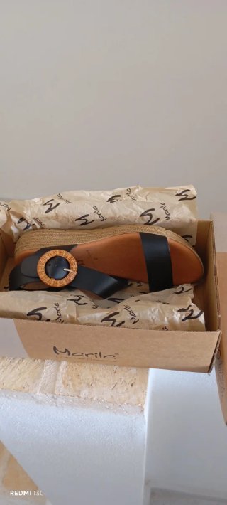 Sandalias negras y marrones