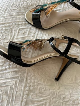 Sandalias Lodi Tacón Boda Plumas Negro Dorado