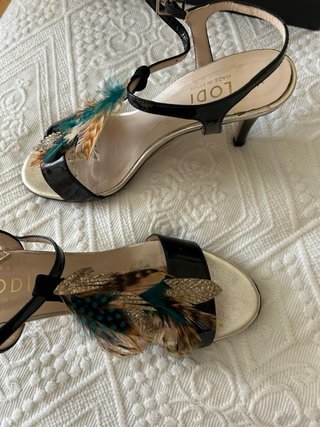Sandalias Lodi Tacón Boda Plumas Negro Dorado