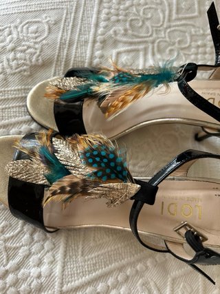 Sandalias Lodi Tacón Boda Plumas Negro Dorado