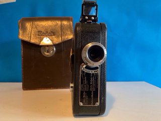 1.V.217.Cine a cuerda KODAK EIGHT MODEL 25 y Funda