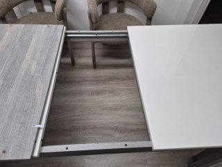 Mesa comedor extensible blanca y gris