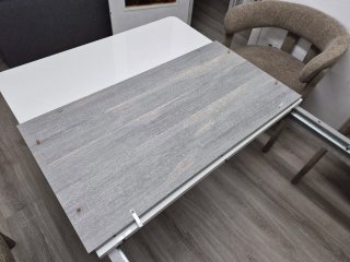 Mesa comedor extensible blanca y gris
