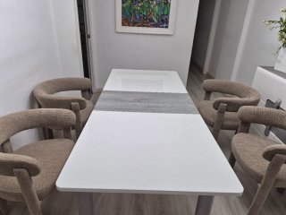 Mesa comedor extensible blanca y gris