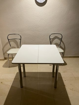 Mesa cocina extensible y 2 sillas