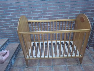 Cuna de madera infantil decorada