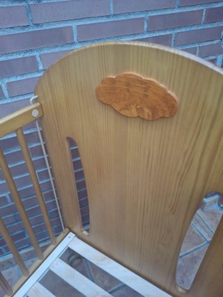 Cuna de madera infantil decorada