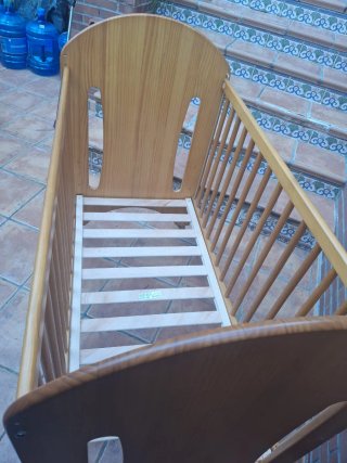 Cuna de madera infantil decorada