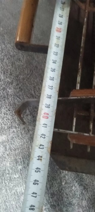 Barbacoa metálica negra con detalles en madera