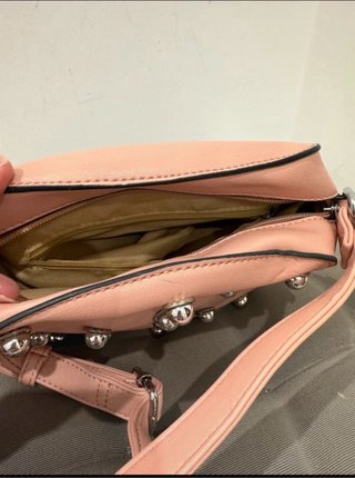 Bolso rosa con tachuelas y llavero flamenco