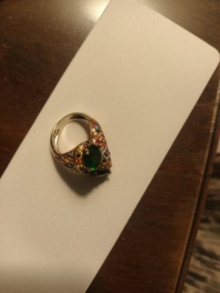 Sortija Cartier verde con piedras multicolor