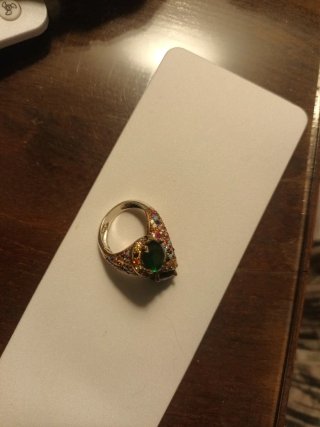 Sortija Cartier verde con piedras multicolor