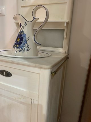Mueble lavabo antiguo con jofaina