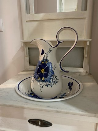 Mueble lavabo antiguo con jofaina