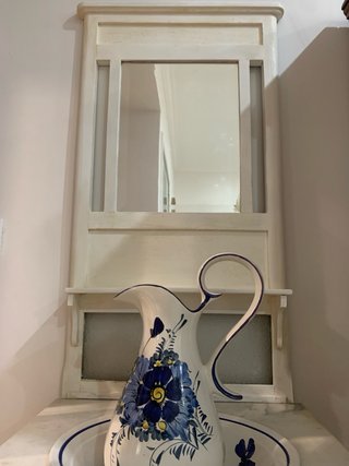 Mueble lavabo antiguo con jofaina