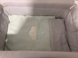 Minicuna de madera con ruedas