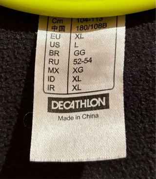 Chaqueta de chándal Decathlon negra.