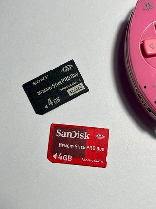 2 Schede Memoria PSP 4GB Sony + SanDisk