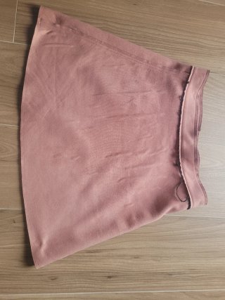 Falda rosa con cremallera y botones