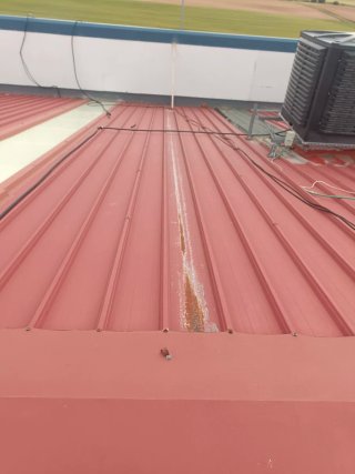 Tejado metálico rojo