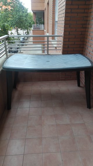 Mesa de jardín de plástico verde