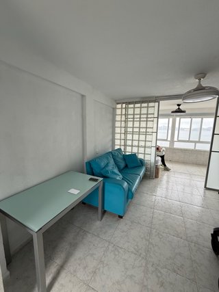 Sofá de piel azul y mesa