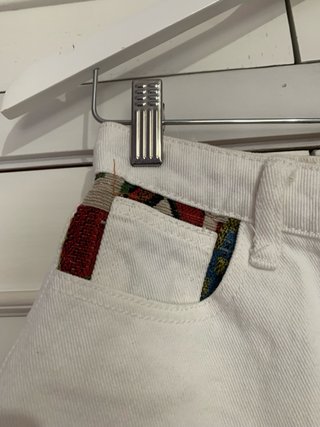 Shorts blancos con bordado étnico