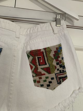 Shorts blancos con bordado étnico