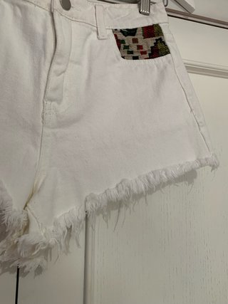 Shorts blancos con bordado étnico